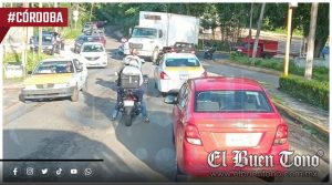 Camioneta choca a motoneta; hay una joven lesionada