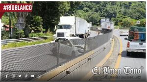 Choque contra barda central provoca cierre parcial en la autopista Orizaba–Ciudad Mendoza