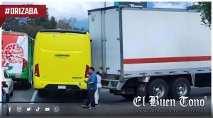 Autobús de la Línea 40 es alcanzado por caja seca de unidad de carga en Orizaba