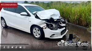 FUERTE ACCIDENTE EN EL KILÓMETRO 13.5 DE VERACRUZ; AUTO QUEDA DESTROZADO TRAS CHOCAR CONTRA REVOLVEDORA