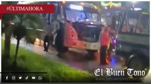 Reportan que autobús chocó y derribó un poste al entrar a Amatlán
