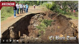 Hundimiento en Atzacan provoca reclamos; ciudadanos exigen al Alcalde atender la zona