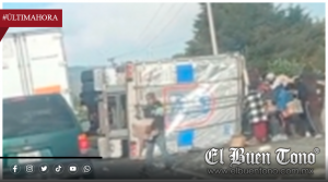 Vuelca tráiler en Cumbres de Maltrata y roban la mercancía; se desconoce estado del conductor