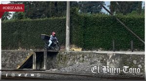 Motociclista utiliza banqueta como vía de circulación al costado del panteón municipal de Orizaba