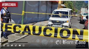 Mver3 hombre en el exterior de una tienda en Orizaba