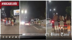 VIDEO|Jóvenes desafían a la mvert3 al colgarse de autos en movimiento durante rodada en Boca del Río