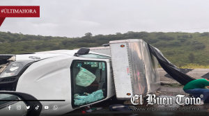 VOLCADURA DE CAMIONETA PROVOCA REDUCCIÓN DE CARRILES EN LA AUTOPISTA 150D, A LA ALTURA DE BALASTRERA