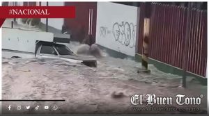 Corriente arrastra camioneta con un hombre a bordo durante inundación en Ecatepec