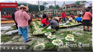 Entre 300 y 400 personas elaboran arco floral de 600 kilos en Tehuipango