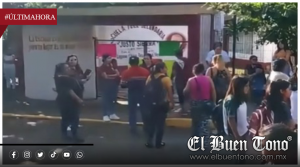 Padres bloquean carretera en Laguna Chica por falta de maestros