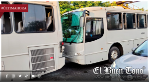 Choque entre autobuses de la Marina provoca tráfico en Veracruz