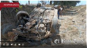 Vuelca automóvil en la autopista Acatzingo-Esperanza; al parecer hay fall3cido$