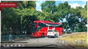 AUTOBÚS ADO Y CAMIONETA COLISIONAN CERCA DE LA UNIVERSIDAD ANÁHUAC