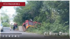 Camión vuelca y termina entre la maleza en Comapa