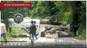 Camioneta se fue de panza; tira material de construcción
