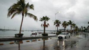 Polo se degrada a huracán categoría 1 y avanza hacia Sonora; Rachel mantiene lluvias intensas en el Pacífico