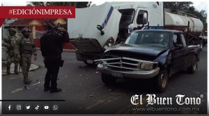 Pipa impacta a camioneta; solo fueron daños materiales