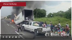 Ladrones saquean tráiler incendiado en la autopista hacia Acayucan