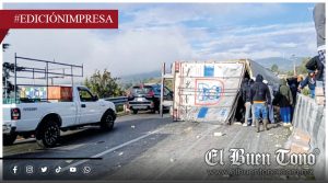 Sale pollo volando ; vuelca tráiler y llegan los ratones
