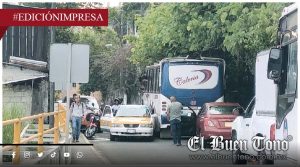 Colisionan autobús y taxi; causan tráfico vehicular