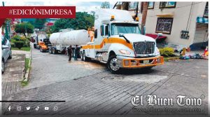 Pipa con carga queda varada; bajo resguardo federal