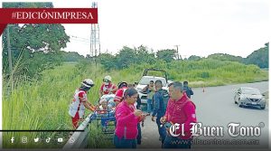 Motociclista se impacta; contra barra de contención