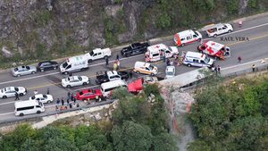 TRÁILER CARGADO DE CEMENTO ARROLLA A 13 VEHÍCULOS EN AUTOPISTA A SAN CRISTÓBAL DE LAS CASAS