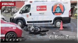 Choque de motocicleta y taxi provoca cierre vial y un lesionado