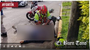 Choca motociclista al intentar rebasar un automóvil