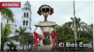 Catrina monumental de 11.5 metros adorna el Zócalo de Veracruz por Día de Muertos