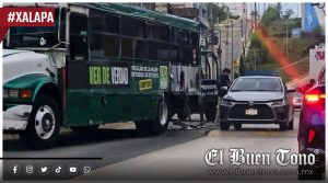 Choca patrulla contra autobús en Xalapa