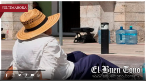 MUJER DE 70 AÑOS PROTESTA BAJO LA LLUVIA EN YUCATÁN PARA EXIGIR SOLUCIÓN A PROBLEMAS DE AGUA Y UNA PENSIÓN