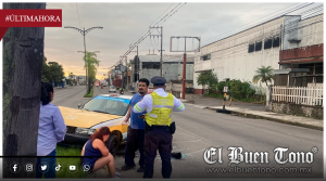 VUELCA TAXI 347 TRAS CHOCAR CONTRA UNA PALMERA EN CÓRDOBA; HAY UN LESIONADO