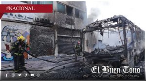 Incendio consume por completo camión del transporte público en el Centro de Guadalajara
