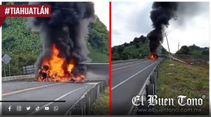 VIDEO|Tráiler con ganado vuelca y se incendia en autopista de Veracruz