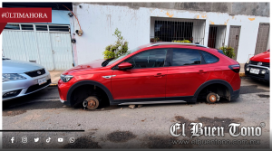 ROBAN LAS CUATRO LLANTAS DE UN VEHÍCULO EN CIUDAD MENDOZA