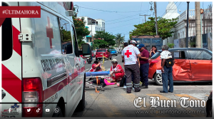 Mujer lesionada en Veracruz tras aparatoso impacto de motocicleta con automóvil