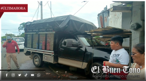 CAMIONETA SE QUEDA SIN FRENOS Y SE ESTRELLA CONTRA UNA CASA EN TOTUTLA