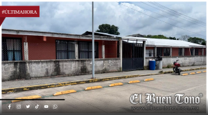 Padres de familia exigen destitución de maestra por presuntas represalias en primaria de Moyoapan