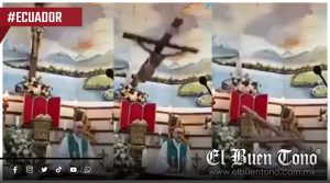 VIDEO|Mver3 sacerdote al caerle una cruz encima durante una misa en Ecuador