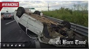 Vuelca automóvil en la autopista Veracruz-Cardel; lo abandonan en el lugar