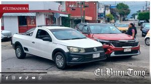 Choque entre dos camionetas deja daños materiales en San José
