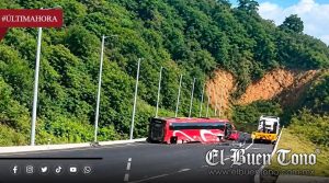 MUERE PASAJERA Y 14 RESULTAN HERIDOS TRAS FALLA DE FRENOS EN AUTOBÚS TURÍSTICO QUE TERMINÓ EN RAMPA DE FRENADO EN MALTRATA