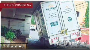 Se atora en el puente; camión sufre daño en el toldo 