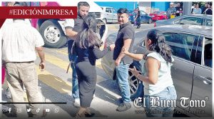 Mujer provoca una colisión; no respeta luz del semáforo