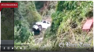 CAMIONETA CERVECERA CAE A UN BARRANCO EN SAN ANDRÉS TENEJAPAN