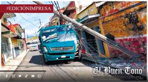 Se lleva el poste y deja sin luz a colonia 