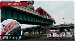 Tráiler choca en la México-Pachuca y toneladas de papel caen desde un puente