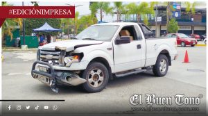 Choca y deja su camioneta; buscan al dueño