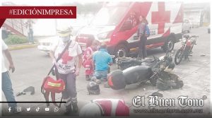 Choque entre motocicletas; cruce imprudente